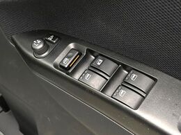 【電動格納ミラー】サイドミラーは電動格納式となっており、狭い駐車場でもキズがつくリスクを抑えられます。