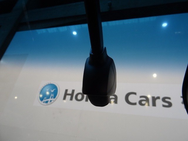 『ドライブレコーダー』動画を残すことで万が一の事態に遭遇した時の必須アイテムです！急ブレーキ・急ハンドルが起こった際、自動で記録が上書きされずに保存され、後でPC等で確認出来ます。