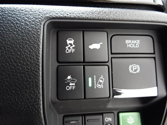 パワーテールゲートの開閉、横滑りを防ぐVSA等のスイッチ類は運転席の右側、手の届きやすい位置にあります。