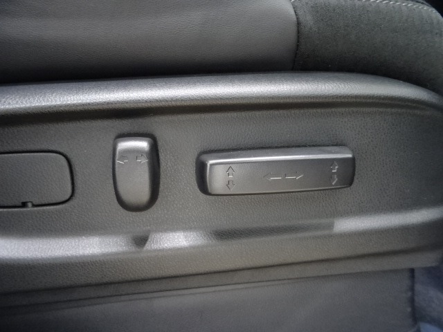 フロントシートには電動パワーシートを採用★ポジションを快適な位置に調整できます。