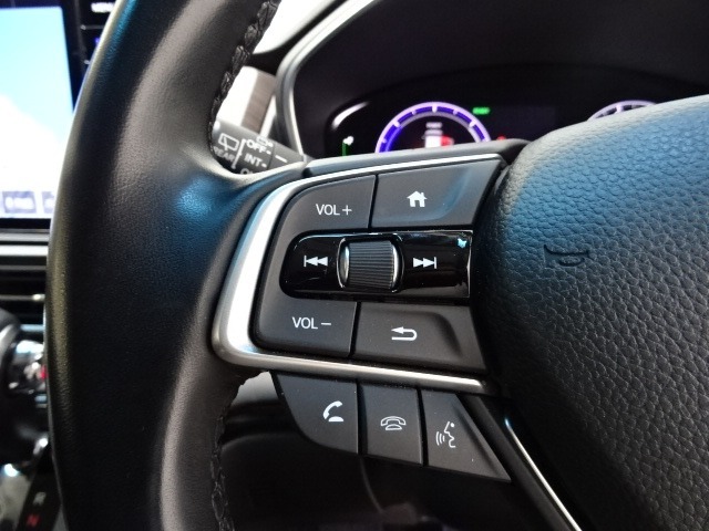 ハンドルにオーディオの操作スイッチが装備されています！視線を前方から外さずハンドルから手を離さずに操作できるのでとっても安全ですね♪