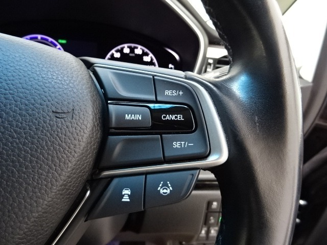 ハンドル右側にはクルーズコントロールのスイッチが装備され運転中の操作も安心して行えます！