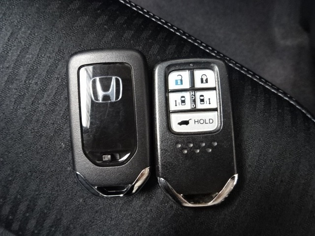 スマートキー付！キーを取り出さなくてもドアロックの施錠・開錠、エンジンの始動が出来ます！雨の日や荷物の多い日にとても便利ですね♪