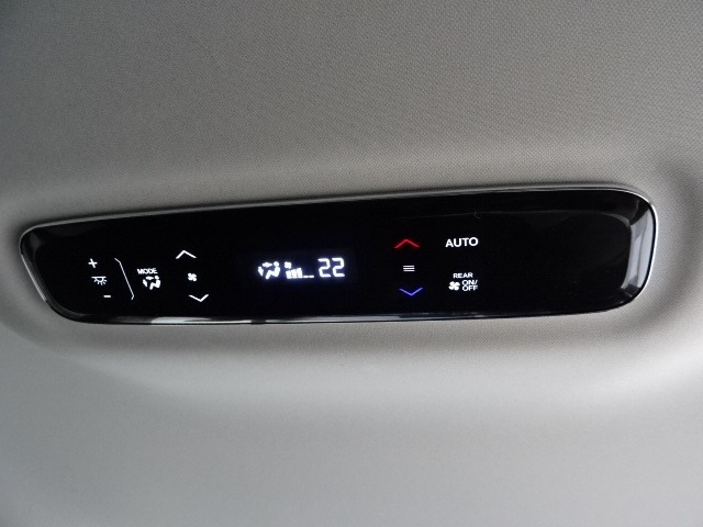 リア席専用のエアコンアウトレットを装備しております。