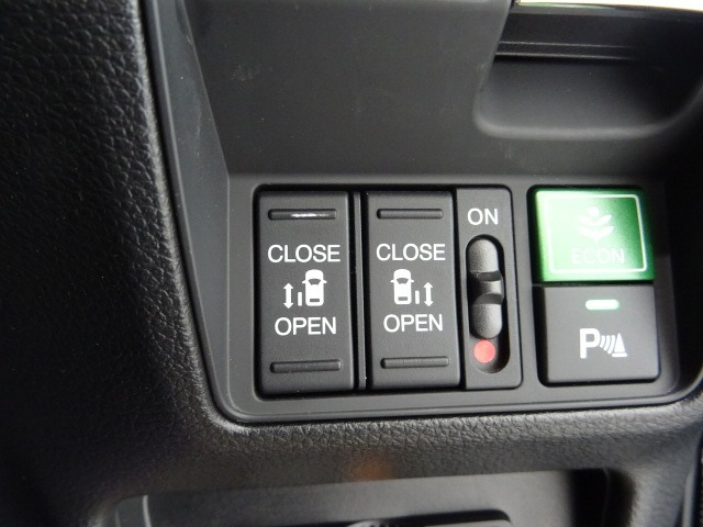 両側電動スライドドア！！荷物で手が塞がる時など簡単にドアの開閉が出来ます！何より力いらずで開閉OK！女性やお年寄りにも優しい♪電動機能はOFFにもできますから元気なお子様の駆け出しも安心！