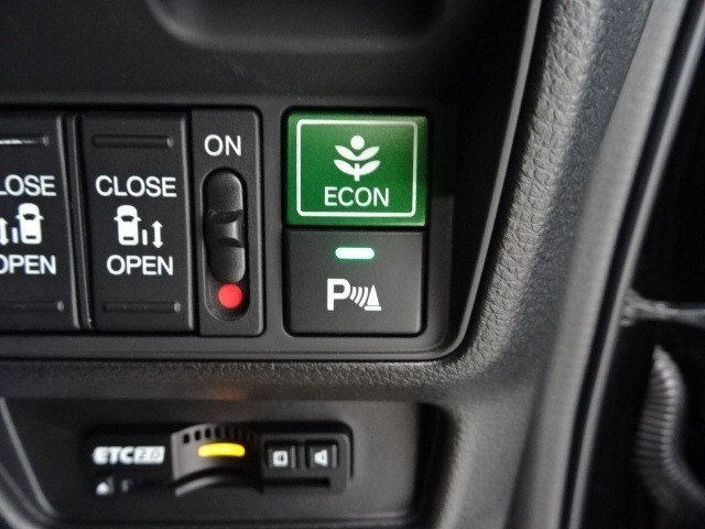 障害物との距離が近づくにつれてドライバーに警告音でお知らせするパーキングセンサー◎快適ドライブをサポートしてくれる安心装備です★★★