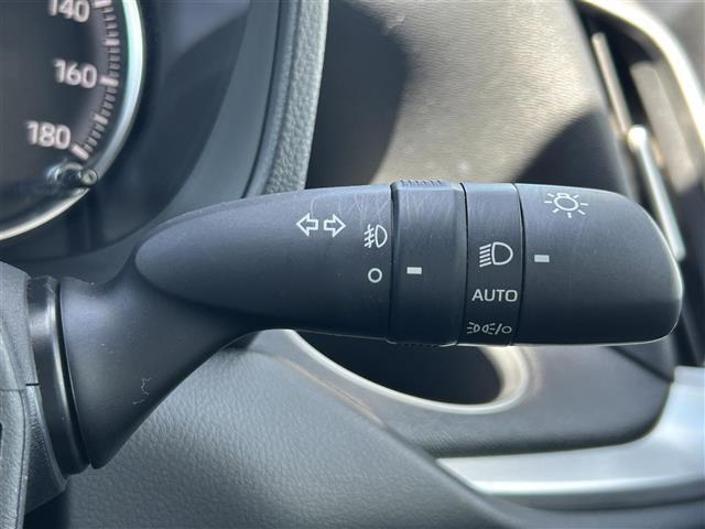 【オートライト（AUTO）】外の明るさをシステムが感知して、自動でヘッドライトが点灯します！ヘッドライトをつけ忘れを防ぐ便利機能です。