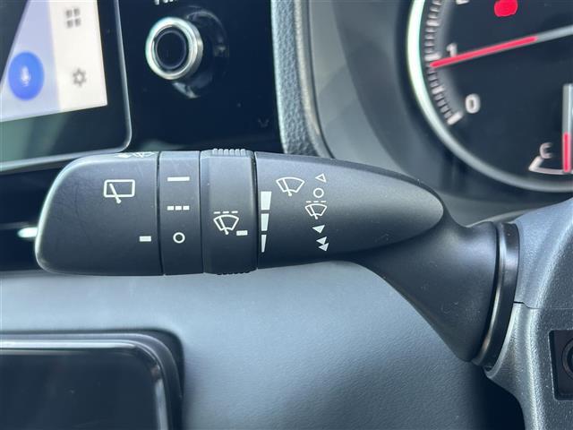 【オートワイパー（AUTO）】雨が降り出した時に、雨滴検出用センサー（レインセンサー）が雨滴を感知すると、自動でワイパーが動作します。