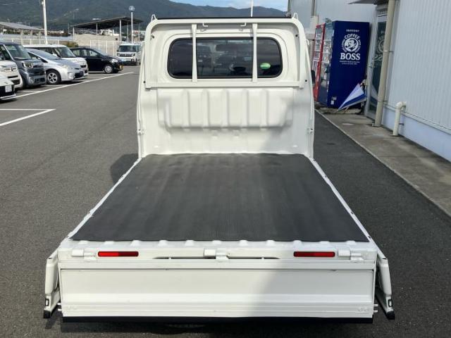 WECARSでは各商談席に大型モニターをご用意しております！見やすい大画面でゆったりと全国の在庫をご覧いただけます！是非ご来店お待ちしております！