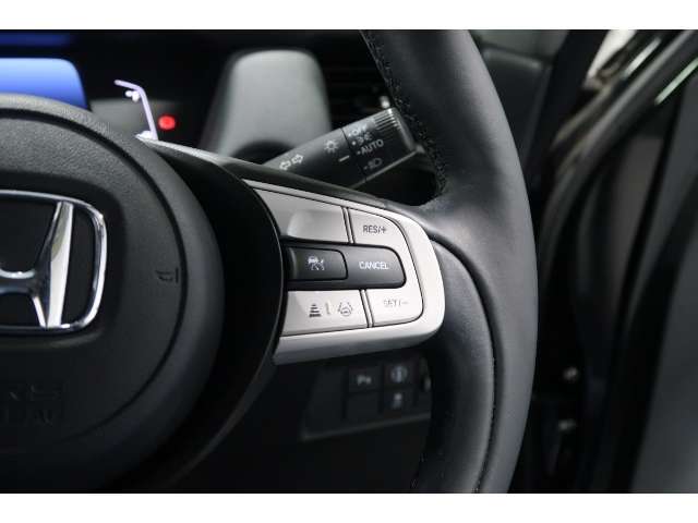 Hondaセンシングの機能のひとつ、アダプティブクルーズコントロール付！アクセルから足を離しても設定したスピードと前車との車間を保ち走行してくれます！車線維持もアシスト☆高速道路で疲労軽減ですね☆