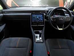 新型「LBX」グレード展開から、LEXUSデザインコンセプトを如実に象徴する、お洒落なホットモデル『”Cool”クール』となります。LEXUSらしい洗練された雰囲気は、モダンでスポーティな印象を美しく醸成しています。