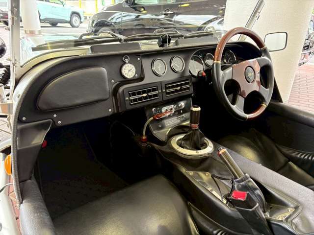 1996年にこのゼロワンが運輸省の型式認定を受け、光岡自動車を日本で10番目の国産乗用車メーカーにした、記念すべきクルマです。