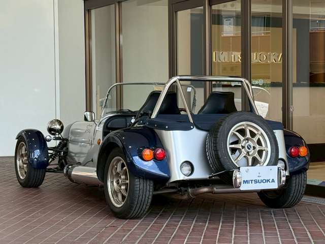 1996年にこのゼロワンが運輸省の型式認定を受け、光岡自動車を日本で10番目の国産乗用車メーカーにした、記念すべきクルマです。