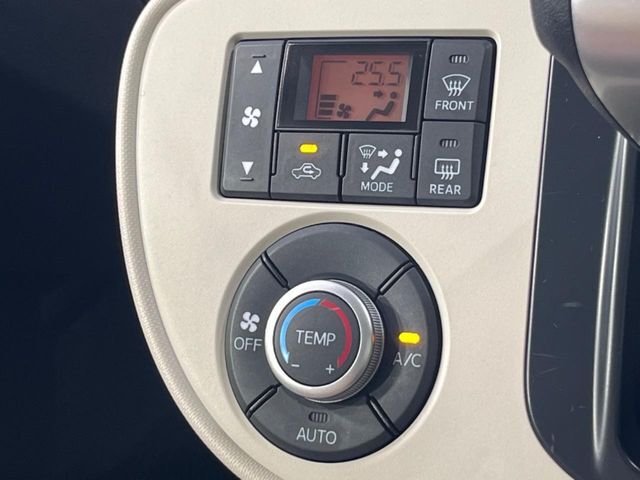 【オートエアコン】一度お好みの温度に設定すれば、車内の温度を検知し風量や温度を自動で調整。暑い…寒い…と何度もスイッチ操作をする必要はありません。快適な車内空間には必須の機能ですね♪