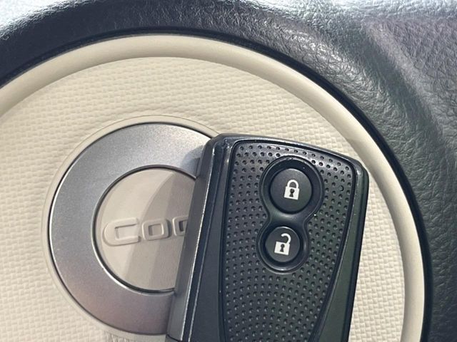 【キーレス】少し離れた場所からでもボタン一つでドアの開錠・施錠ができるのでとっても便利！ドアの鍵穴周りに傷をつけることもありません♪