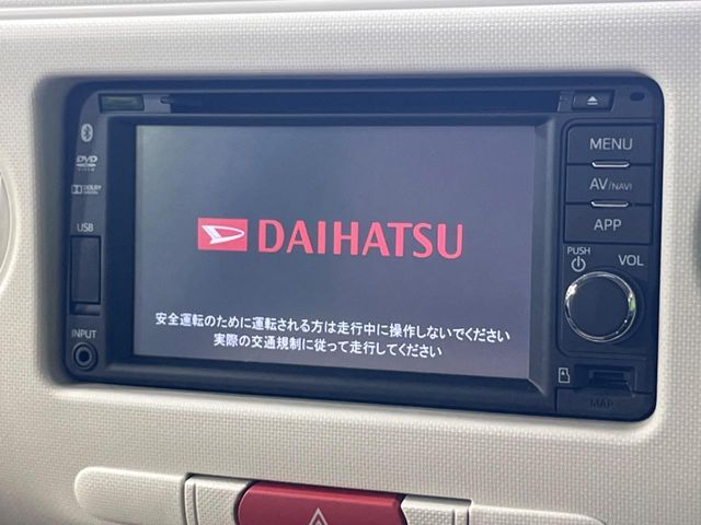 【純正ナビ】人気の純正ナビを装備しております。ナビの使いやすさはもちろん、オーディオ機能も充実！キャンプや旅行はもちろん、通勤や買い物など普段のドライブも楽しくなるはず♪