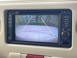 【バックカメラ】駐車時に後方がリアルタイム映像で確認できます。大型商業施設や立体駐車場での駐車時や、夜間のバック時に大活躍！運転スキルに関わらず、今や必須となった装備のひとつです！