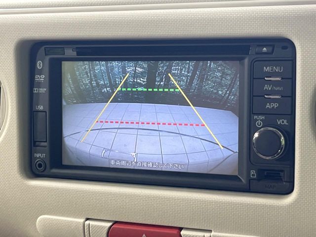 【バックカメラ】駐車時に後方がリアルタイム映像で確認できます。大型商業施設や立体駐車場での駐車時や、夜間のバック時に大活躍！運転スキルに関わらず、今や必須となった装備のひとつです！