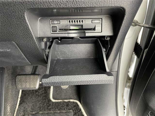 【ETC】有料道路を利用する際に料金所で停止することなく通過できる、ETC車載器（ノンストップ自動料金収受システム機器）が装備されています。セットアップを行うことで利用可能になります。
