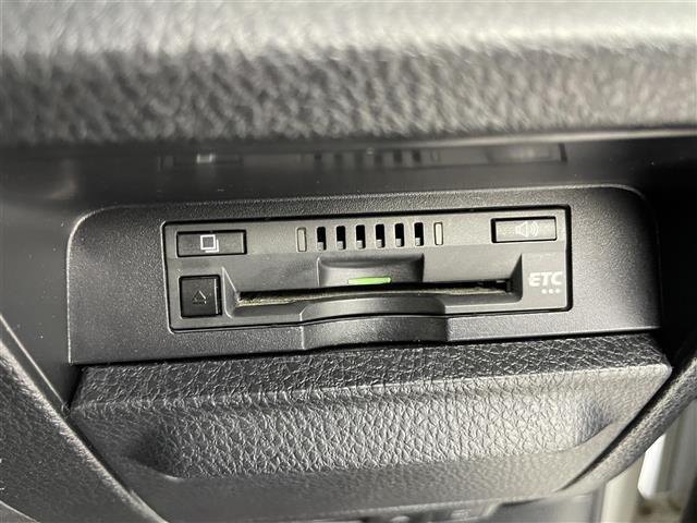 【ETC】有料道路を利用する際に料金所で停止することなく通過できる、ETC車載器（ノンストップ自動料金収受システム機器）が装備されています。セットアップを行うことで利用可能になります。