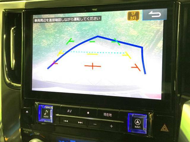 【バックカメラ】駐車時に後方がリアルタイム映像で確認できます。大型商業施設や立体駐車場での駐車時や、夜間のバック時に大活躍！運転スキルに関わらず、今や必須となった装備のひとつです！