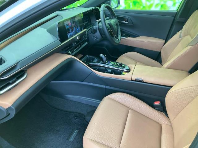 WECARSでは各商談席に大型モニターをご用意しております！見やすい大画面でゆったりと全国の在庫をご覧いただけます！是非ご来店お待ちしております！