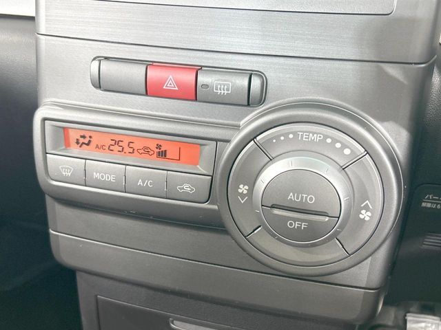 【オートエアコン】一度お好みの温度に設定すれば、車内の温度を検知し風量や温度を自動で調整。暑い…寒い…と何度もスイッチ操作をする必要はありません。快適な車内空間には必須の機能ですね♪