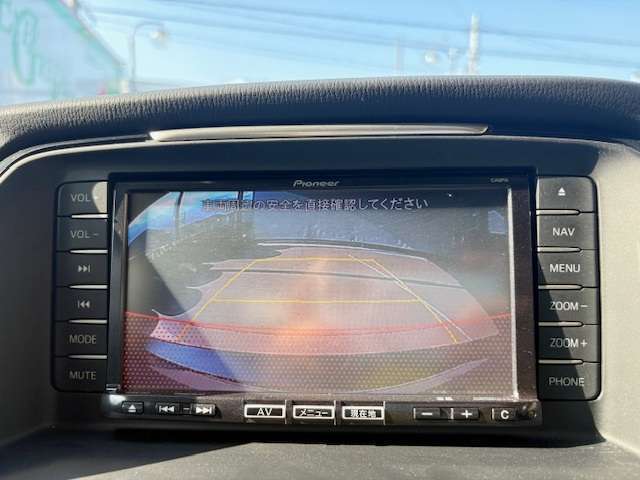 バックカメラがついて後方確認が簡単にできます！苦手としている車庫入れ等も安心して出来ますね！凄く需要の高い装備ですので、最初から付いていれば言う事なしですよね！？