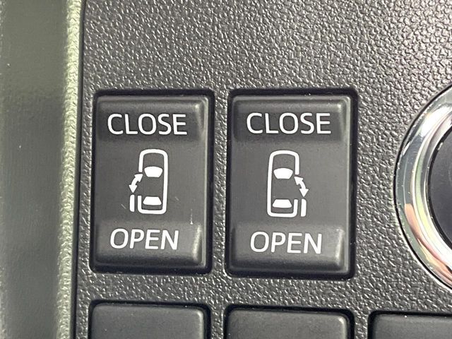 【両側パワースライドドア】スマートキーや運転席のスイッチで後席両側スライドドアの開閉が可能♪電動だから力を入れてドアを開ける必要が無く、小さなお子様でも簡単に開け閉めでき快適です♪