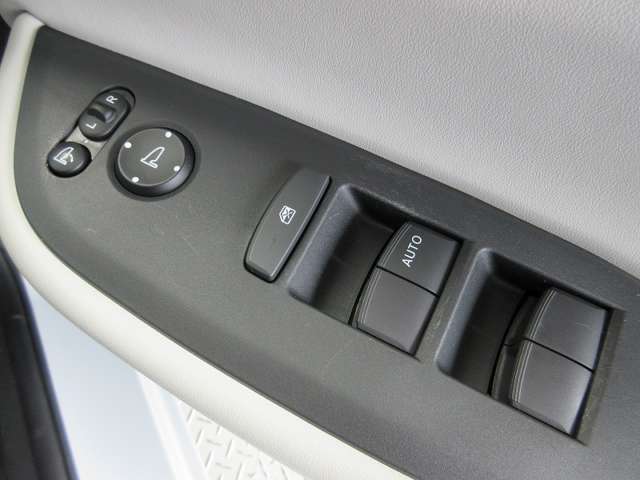 【オートパワーウィンドウ】運転席のボタン押すだけで簡単にドアガラスを開閉できちゃいます♪