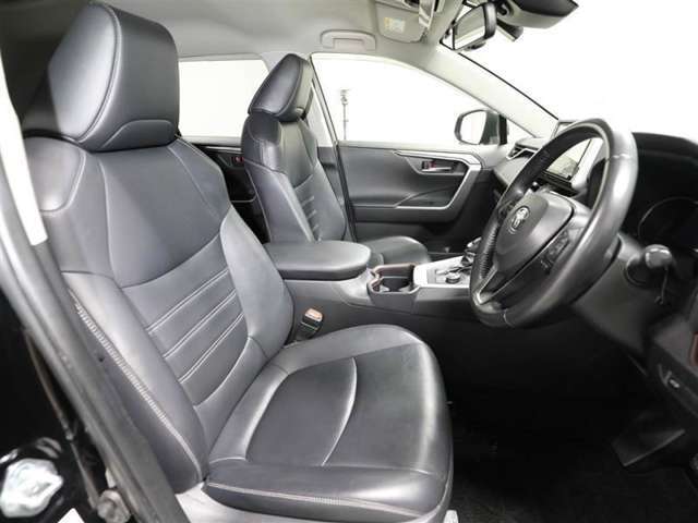 ゆったり室内で運転もしやすいです♪使い勝手の良い配置も考えられています！！