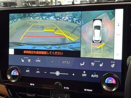 【パノラミックビューモニター】専用のカメラにより、上から見下ろしたような視点で360度クルマの周囲を確認することができます☆死角部分も確認しやすく、狭い場所での切り返しや駐車もスムーズに行えます。