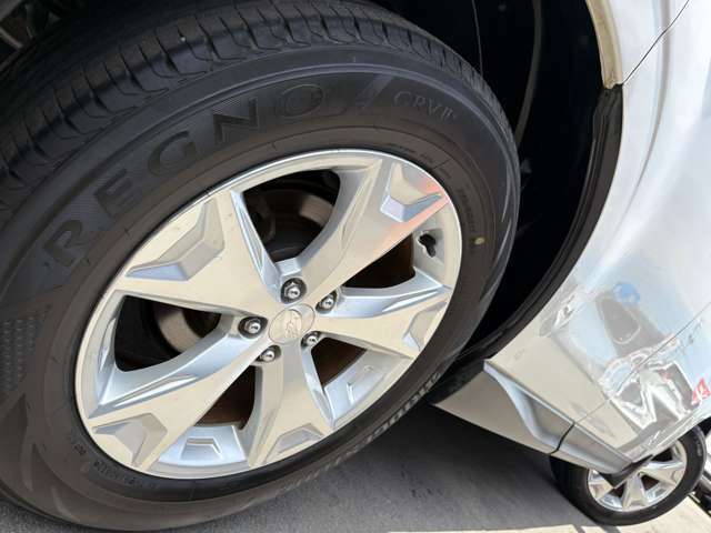 純正の17インチアルミホイールを履いております！タイヤサイズは225/60/17になります！SUVに合うワイルドなデザインでかっこいいアルミホイールです！