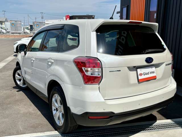車体色はスバルの『サテンホワイトパール』というパール色です♪きれいなパール色で飽きの来ないカラーでもっとも人気のカラーになります。
