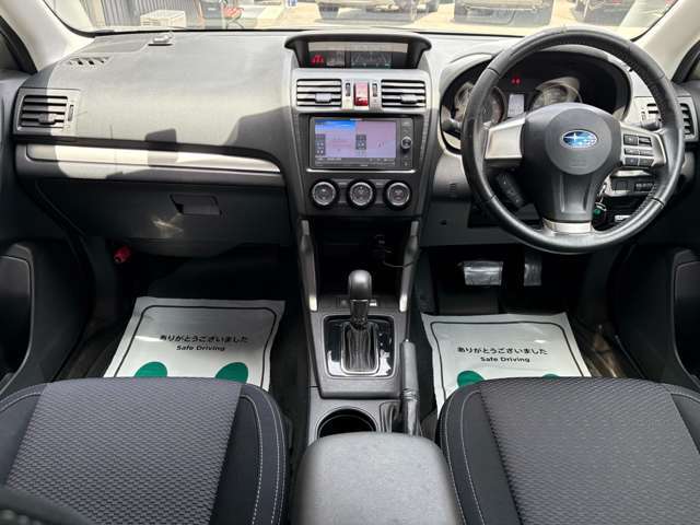 クリーニング専門スタッフが展示車の外装の磨き、内装のクリーニングをしています！納車前には改めて時間をかけてしっかりと外装・内装の仕上げを行いますので、気持ち良く納車を迎えていただけます！！