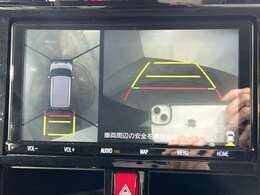 【パノラマモニター】クルマを真上から見下ろした視点で駐車をサポートします！死角からの障害物にいち早く気が付くことができます。