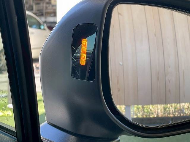 人気安全装備【ブラインドスポットモニター】を搭載！車線変更の際別車線且つ後方に車両が来ていることを知らせてくれる優れものです！