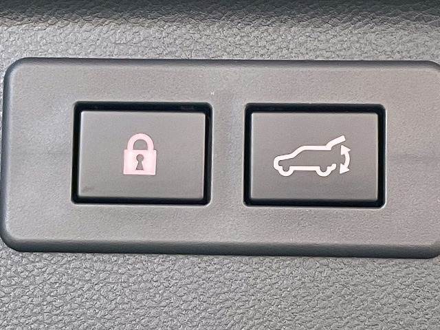 【パワーバックドア】荷物を持ちながらでも簡単にリアゲートを開閉できる高級装備の1つです。