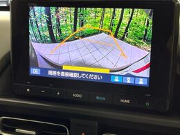 【バックカメラ】駐車時に後方がリアルタイム映像で確認できます。大型商業施設や立体駐車場での駐車時や、夜間のバック時に大活躍！運転スキルに関わらず、今や必須となった装備のひとつです！