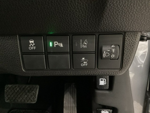 ハンドルの右側にはヘッドライトレベライザーとHondaセンシング用のメインスイッチがついています。ヘッドライトレベライザーは道路状況や積荷の加重に応じてライトの高さを調節できます。