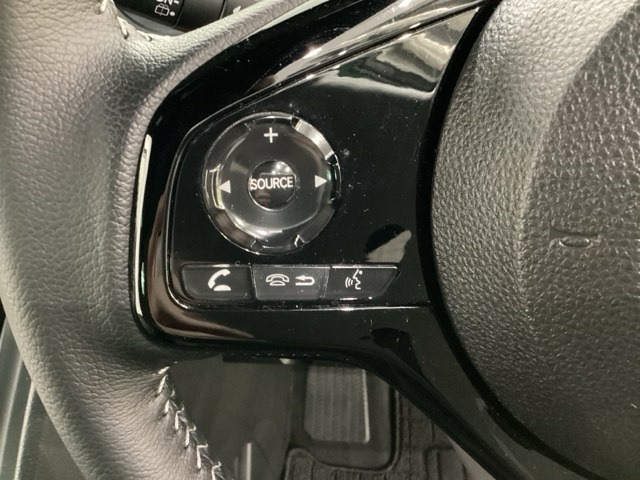 ステアリングスイッチがついていますので、オーディオのチャンネル変更、ボリューム、ジャンル変更が操作可能です。ハンドルから手を離さず安全に操作できます。