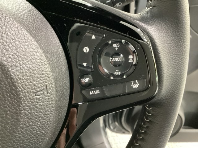 ハンドルにHondaセンシング系のクルーズコントロールやレーンキープアシストなどの操作スイッチが装備されています。ハンドルから手を離さず安全に操作できます。