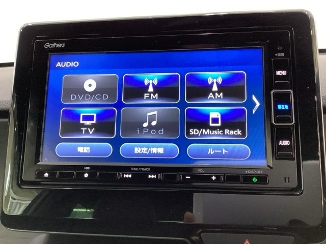 ナビゲーションはフルセグTV、インターナビ対応のGathers純正メモリーナビを搭載しています。Bluetoothオーディオ機能がありますので、スマートフォンなどの音楽も再生できます。