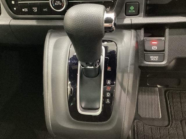 CVT車のセレクトレバーです。低速から高速まで、変速ショックのないスムーズな走りを実現するとともに、エンジン効率のよい領域を維持することで燃費にも貢献します。