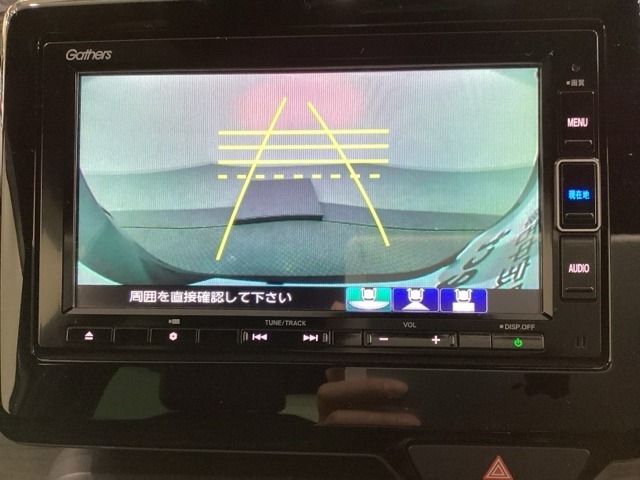バックでの車庫入れも安心です！　リアカメラが付いているバックモニター付のナビを装備しております。操作線もついており距離感も画面から確認できます。