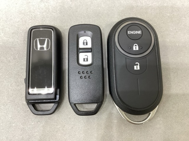 スマートキーを装備しています。鍵を差し込むことなくドアロックの開け閉めと、スタートボタン操作でのエンジンスタートができます。加えて、純正リモコンエンジンスターター用の操作キーもついています。