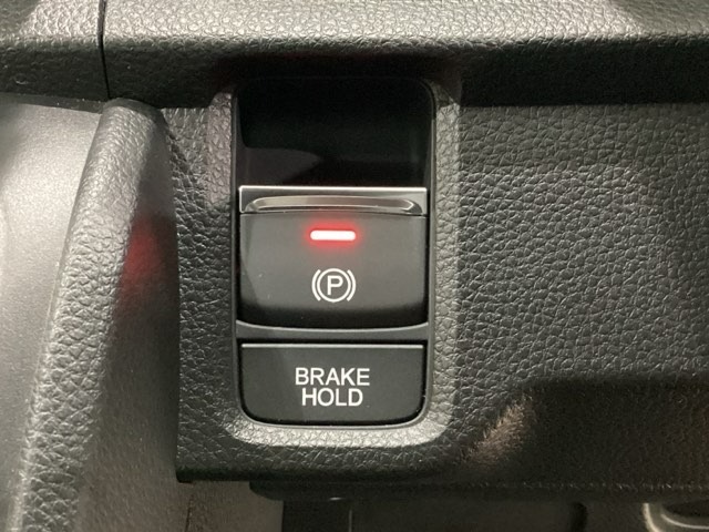 セレクトレバーの右に電子制御パーキングブレーキがあります。スイッチひとつで、停車した地点の傾斜などをシステムが検知・判断してブレーキ力を自動的に最適制御し、しっかり停車できるパーキングシステムです。