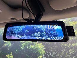 【デジタルインナーミラー】後席の大きな荷物や同乗者で後方が確認しづらい時でも安心！カメラが撮影した車両後方の映像をルームミラー内に表示。クリアな視界で状況の確認が可能です！