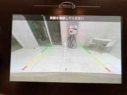 【バックカメラ】運転席から画面上で安全確認ができます。駐車が苦手な方にもオススメな便利機能です。