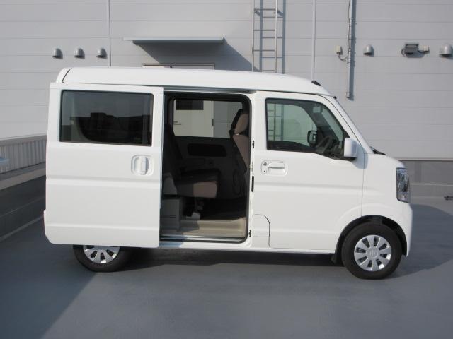 荷室幅がわかるサイドビュー。リヤドアは開閉しやすい持ち手の【縦型スライドドアハンドル】！